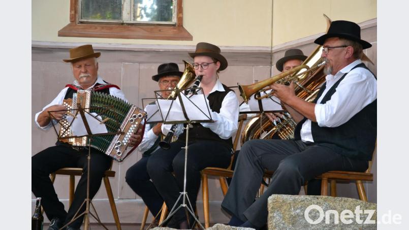 Musiker auf der Drehbühne. Bild: Lowak