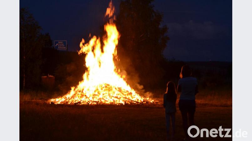 Hoch loderten die Flammen in den Himmel beim Johannisfeuer auf dem Bolzplatz hinter der Kirche St. Johannes. Bild: hcz