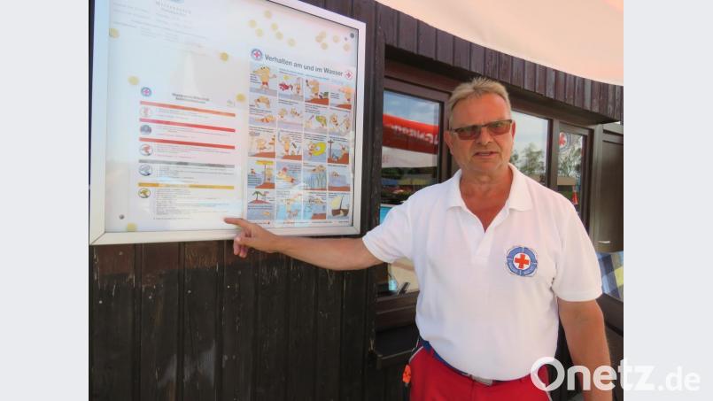 Harald Pelz, mit 57 Jahren der Dienstälteste in der Wasserwacht, weist auf die vielen Schwimmabzeichen hin, die bei der Wasserwacht erworben werden können. Der Renner ist aktuell der &quot;Pirat&quot;. Bild: ubb