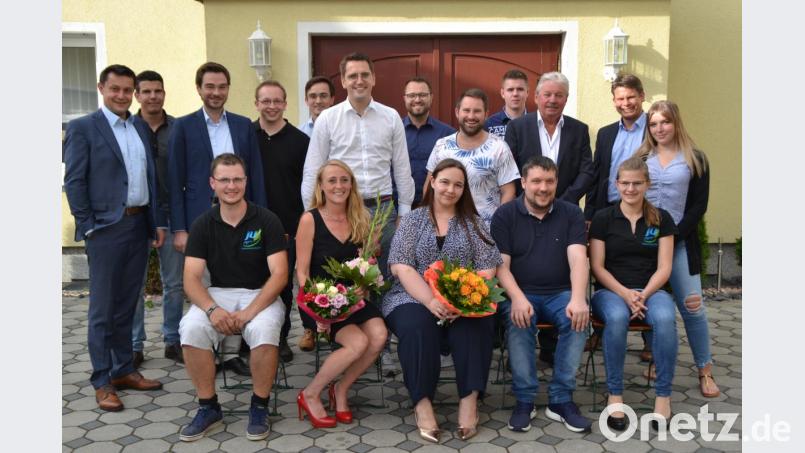 Bei der Kreisversammlung geben sich die Jungen Leute der Union aufbruchsfreudig. Auch verabschieden sie Maria Sponsel und begrüßen ihre Nachfolgerin als Kreisvorsitzende der Jungen Union Susanne Hayo (vorne Zweite und Dritte von links). Im Bild die weiteren Vorstandsmitglieder des Kreisverbands und die Ehrengäste. Bild: hcz
