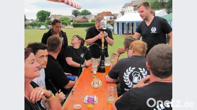 Vor dem Ansturm der Gäaste entspannten sich die Mitglieder des Mantler Stammtisches beim Rauchen einer Shisha-Pfeife. Bild: sei