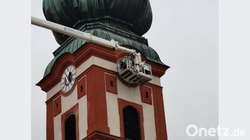 An der Pfarrkirche mussten neue Zifferblätter und Zeiger angebracht und im Anschluss einige Ausbesserungsarbeiten durchgeführt werden. Bild: gz