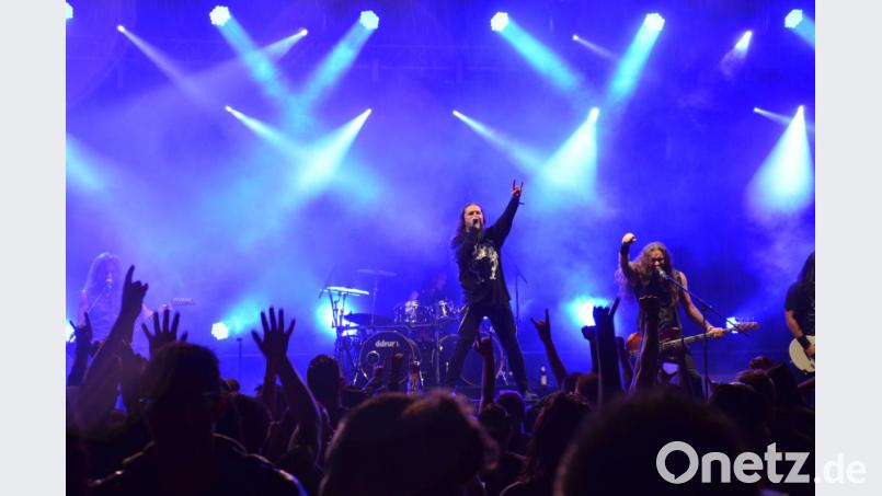 Die Band "F.U.C.K" feiert stundenlang mit hunderten Rock- und Metalfans. Bild: ens