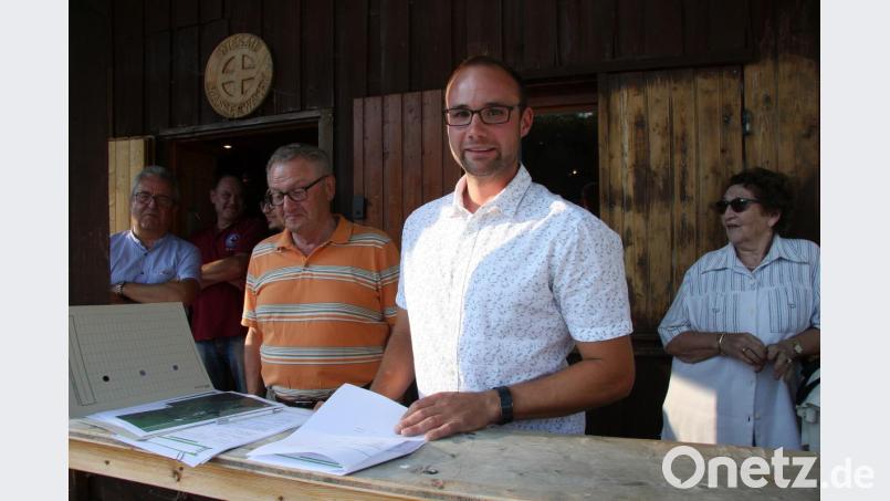 Alexander Bäumler (2. von rechts) informierte an der Wasserwachthütte über die Arbeiten bzw. Ausgaben, die für die Verschönerung an der Kipp notwendig geworden waren. Bild: wro
