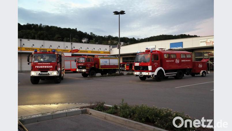 Auf dem Rewe-Parkplatz standen weitere Rettungskräfte bereit. Bild: Clemens Hoesamer