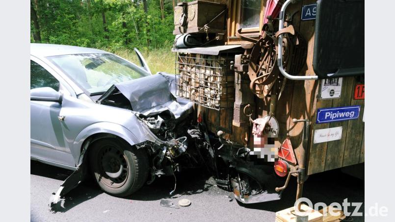 Bei dem Unfall wurde der Traktor-Fahrer aus seinem Sitz geschleudert und unter seinem Anhänger eingeklemmt. Ein Gutachter soll den genauen Hergang klären. Bild: gf
