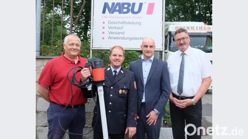 Die Nabu Oberflächentechnik spendet der Freiwilligen Feuerwehr Stulln eine handliche, mobile, leistungsstarke Flux – Pumpe im Wert von rund 1.840 Euro, geeignet zur Förderung verschiedener, auch besonders aggressiver Flüssigkeiten aus Fässern, IBC – Containern oder Tanks. 2. Kommandant Christoph Bierner (Zweiter von links) nimmt das Gerät aus den Händen von Geschäftsleiter Markus Schöll (Zweiter von rechts) im Beisein von Bürgermeister Hans Prechtl (rechts) und Produktionsleiter Ulrich Kuhn (links) entgegen. Bild: ohr