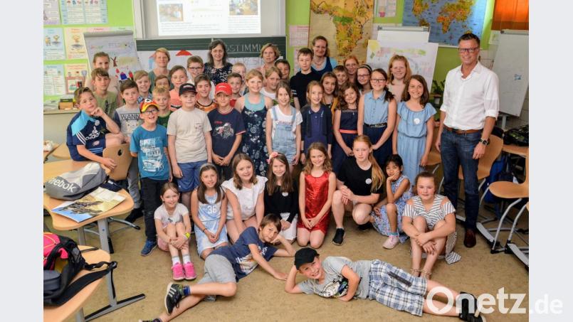 Die Schülerinnen und Schüler waren mit Begeisterung beim Planspiel dabei. Re. Bürgermeister Hermann Falk, hintere Reihe 2. von re. die Klassenlehrerin der 4. Klasse Susanne Kasberger, 3. v. re. die Klassenlehrerin der Ehenfelder Kombi-Klasse Andrea Schmid und 3. v. re. Anita Kinscher vom Landratsamt Amberg-Sulzbach. Bild: fdl
