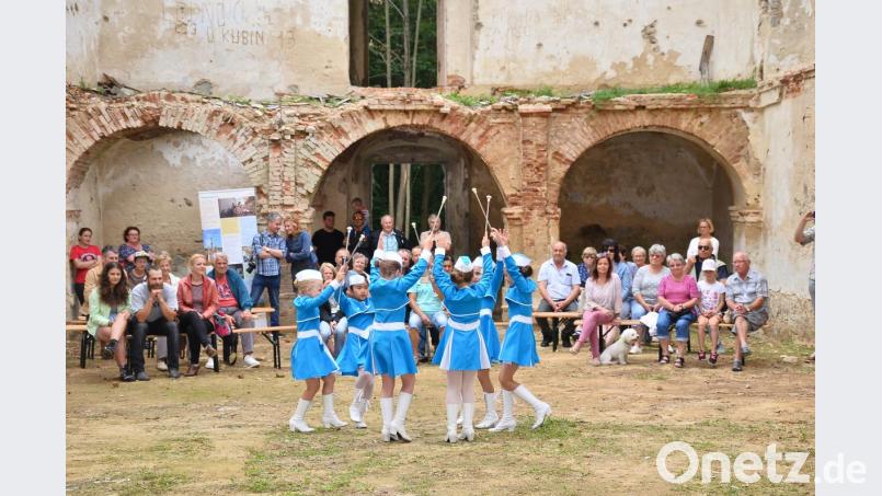 Einen kräftigen Zauber versprühen die jungen Tänzerinnen beim 1. Neuhäusler Ständchen inmitten der noch vor wenigen Monaten gesperrten Kirchenruine von Nové Domky. Bild: fjo