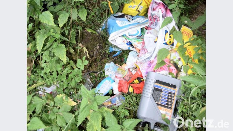 Zu finden ist dieser Hausmüll samt Strumpfhosen und Ölkanister im alten Hohlweg nach Birkenhof. Es ist noch ganz frisch und man darf von einer "Nacht- und Nebel Aktion" sprechen - und ortskundig muss der Entsorger gewesen sein. Bild: bö