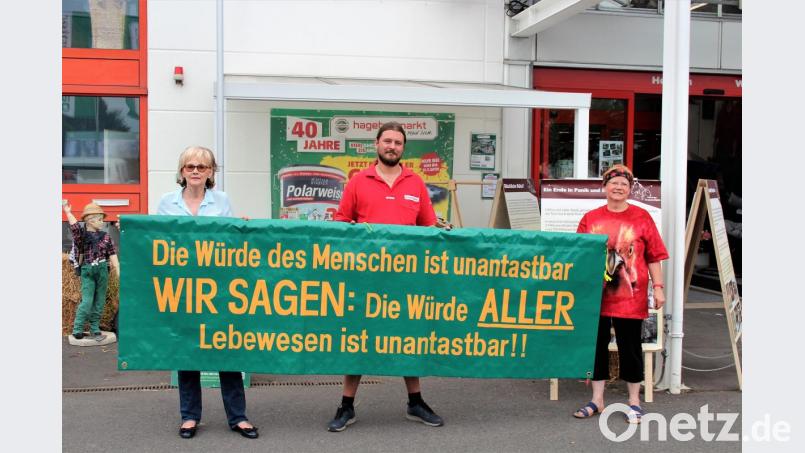 Ein klares Statement für artgerechte Tierhaltung gaben am Samstag Karingard Vangerow-Döhner (rechts), Oliver Wrobel vom Hagebaumarkt Kemnath sowie Monika Pracht vom Gnadenhof Fränkische Schweiz ab. Bild: stg