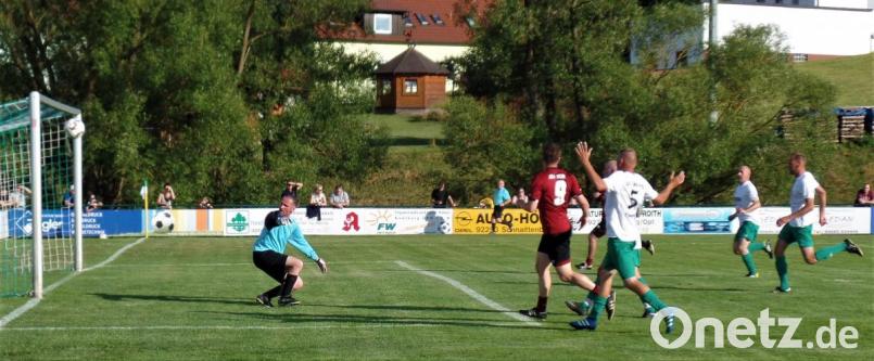 Gegen die fulminant aufspielenden „Clubberer“ hatte die Kohlberger Abwehr oft nur noch das Nachsehen. So wie beim Tor zum 4:0. Bild: jml
