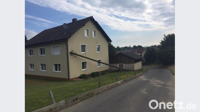 Der Strommasten beschädigte die Hauswand und die Leitung verursachte am Dach einen Schaden. Bild: ws