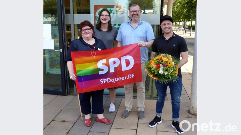 Die Vorstandschaft der AG SPDqueer Oberpfalz (von links): 2. Vorsitzende Nicole Hölzl, Beisitzerin Theresia Stahl, Beisitzer Thomas Emmert, Vorsitzender Alexander Irmisch-Hergert Bild: fsb