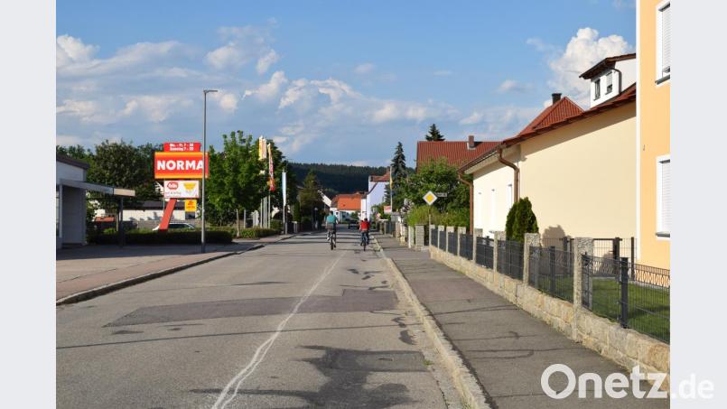 Im ersten Bauabschnitt wird die Bahnhofstraße von der Nabburger Straße bis zum Holunderweg auf Höhe der Norma saniert. Der Baubeginn ist für März nächsten Jahres vorgesehen. Bild: bnr