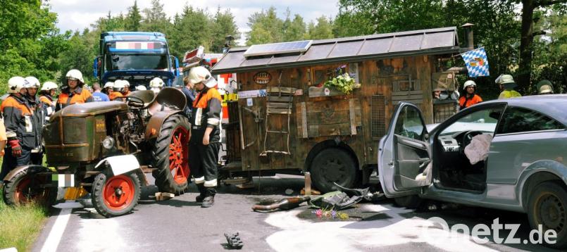 Seit dem Unfall ist die Staatsstraße 2238 bei Hirschau in beiden Richtungen gesperrt. Bild: gf