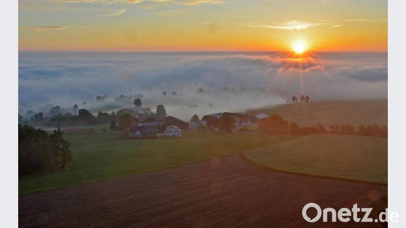 Sonnenaufgang beim Aussichtsturm in Rödlas. Bild: Günter Moser