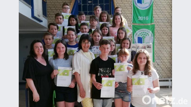Ein hervorragendes Ergebnis beim Programmierwettbewerb konnten die Schülerinnen und Schüler der Klassen 6b und 6d der Naabtal-Realschule erringen. Die Schulleiterin Hannelore Reil-Heining (1. Reihe 3. v. links) konnte zusammen mit der Projektverantwortlichen Angi Hirmer (links) die entsprechenden Urkunden überreichen. Bild: hir