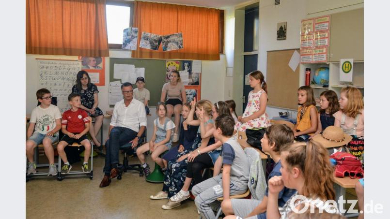 Viele Fragen musste Bürgermeister Hermann Falk (sitzend in der Mitte) den Schülern beantworten. Sie habren zwei Tage lang beim Planspiel Demokratie gelernt, wie Kompromisse und Lösungen in der Realität gesucht werden müssen. Bild: fdl