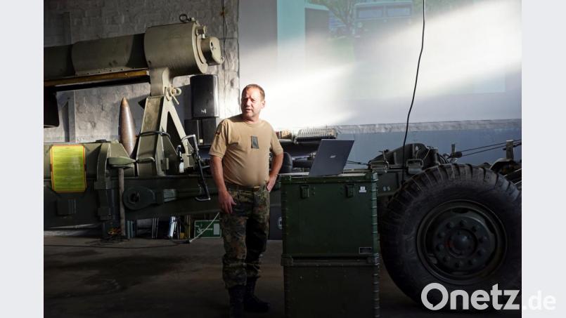 Thomas Krenzer war mit seinem historischen Gespann, bestehend aus einem AM-General M 813 Truppentransporter-Lkw und einer Feldhaubitze aus dem Jahr 1941, in Wien. Ziel war die Veranstaltung „Auf Rädern und Ketten“ des Heeresgeschichtlichen Museums. Über seine Eindrücke und Erfahrungen berichtete er beim monatlichen Informationsstammtisch der Reservistenkameradschaft Immenreuth. Bild: bkr