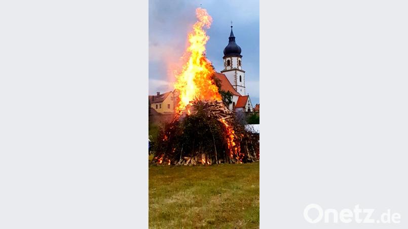 Man könnte fast meinen, die evangelsche Kirche brennt, aber es war nur das Johannisfeuer das der Manteler Stammtisch am alten Festpltz entzündet hat. Bild: sei