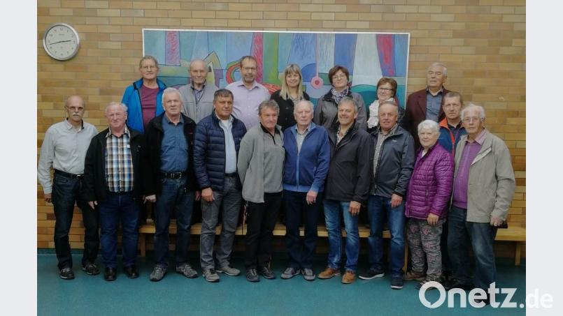 Die ehemaligen Bediensteten der „Pfalzgraf-Johann-Kaserne“ besuchten die Naab-Werkstätten, hier mit Geschäftsführer Max Lippert und Organisator Wolfgang Stengel (von links). Bild: dl