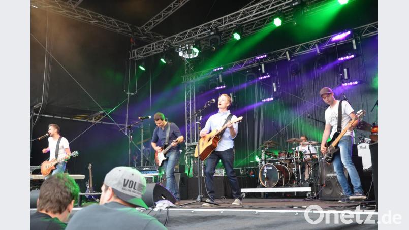 Die „Rock ‘n Rolla Coaster“ geben den Startschuss für die lange Partynacht. Bild: ens