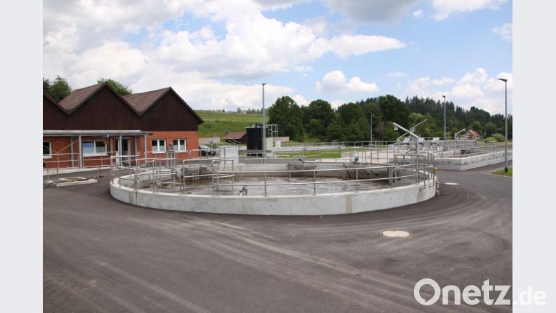 Blick auf die neue Kläranlage der VG Krummennaab in der Trautenberger Au. Im Vordergrund das Belebungsbecken, rechts das neue Zwischenhebewerk. Auch der Backsteinbau hat eine leichte Überarbeitung erfahren. Zu besichtigen ist das Ergebnis des Neubaus am Freitag, 5. Juli, zwischen 14.30 Uhr und 18.30 Uhr. Bild: den