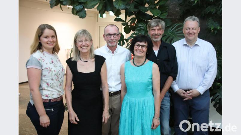 Eine neue Ausstellung eröffnen (von links) VHS-Leiterin Julia Wolfsteiner und Nora Matocza, die Leiterin der Galerie im LCC, mit Fotos, Zeichnungen und Fossilienkompositionen von Bernhard Schober, Birgit Schober und Uwe Schmidt. Beeindruckt zeigt sich Landrat Richard Reisinger. Bild: cog