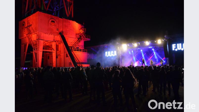 Hunderte Rockfans feiern neben dem Bohrturm gemeinsam mit drei Bands bis spät nach Mitternacht. Bild: ens