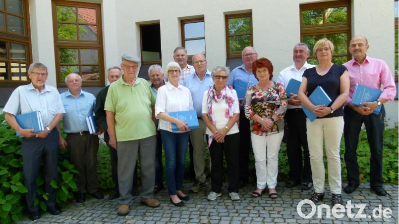 Die geladenen Gäste bei der Buchvorstellung (von links) Josef Lohrer, Willibald Wirnshofer, Rainer Reisinger, Hubert Teplitzki, Dritter Bürgermeister Peter Forster, Zweite Bürgermeisterin Christa Zapf, Jakob Kiener, Max und Ellen Zinnbauer, Bürgermeister Heinz Weigl, Margret Landgraf, Stadtpfarrer Alfons Kaufmann, Hedwig Pamler und Lang Georg. Bild: bgl