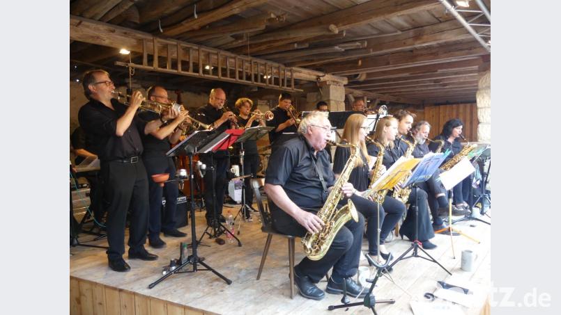 Auch bei der Bigband gibt der gefeierte &quot;Heinerli&quot; (mit Saxophon) den Ton an. Bild: rn