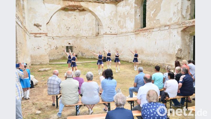 Mehrere Kostümwechsel und wechselvolle Choreografien überraschen das begeisterte Publikum. Bild: fjo