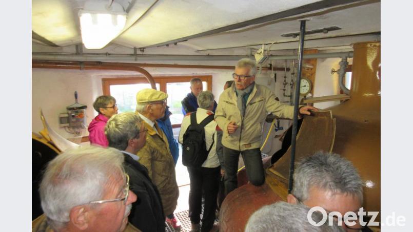 Ferdinand Schraml (knieend) ist einer der beiden Stadtführer in Windischeschenbach. Er und Georg Mann zeigen interessierten Besuchergruppen das Brauhaus. Bei den Gästen kommt das gut an. Bild: ui
