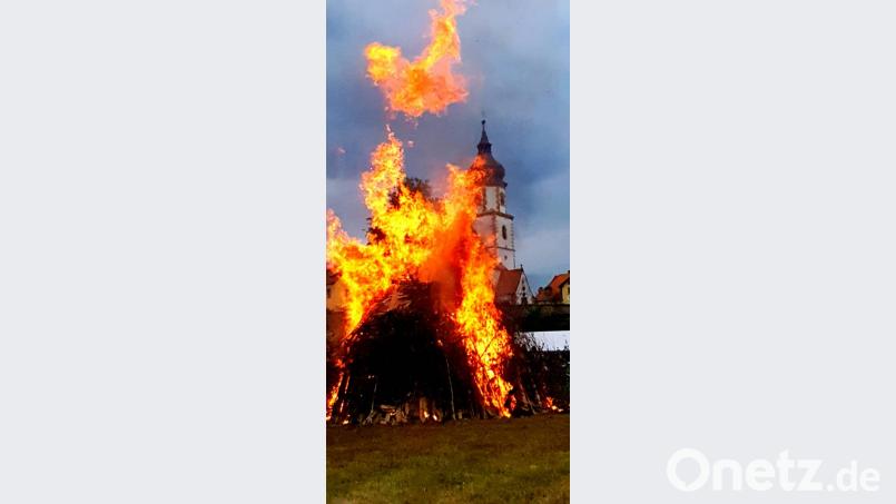 Viele Hobbyfotografen zückten Kameras und Handy um die romantischen Bilder beim Johannisfeuer mit dem Hintergrund der evangelischen Kirche einzufangen. Bild: sei