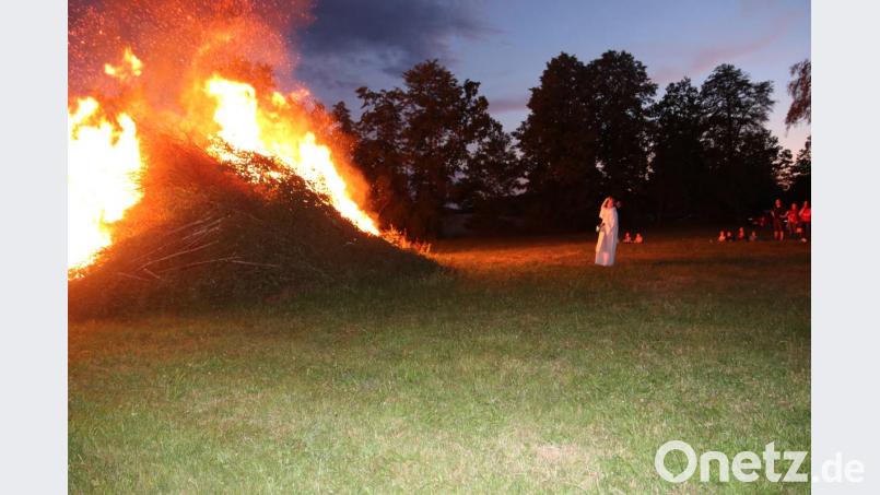 Stadtpfarrer Hannes Lorenz segnet das Johannisfeuer. Bild: ral