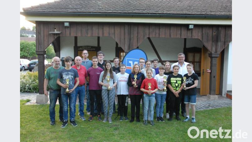 Die Mannschaftssieger mit Schützenmeister Josef Popp (links). Bild: pop