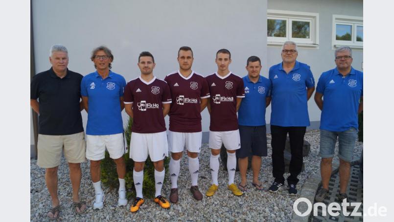 Beim Auftakttraining für die vierte Bezirksliga-Saison stellte die SpVgg Schirmitz auch die Neuzugänge vor. Das Bild zeigt von links: 2. SpVgg-Vorsitzenden Reinhard Herrmann, Trainer Josef Dütsch, Niclas Fröhlich (VfB Mantel), Luca Wittmann (SV Etzenricht), Philipp Horn (TSV Reuth), Alexander Herrmann (Spielertrainer 2. Mannschaft) sowie die Abteilungsleiter Werner Marschalek und Christian Schieder. Bild: du