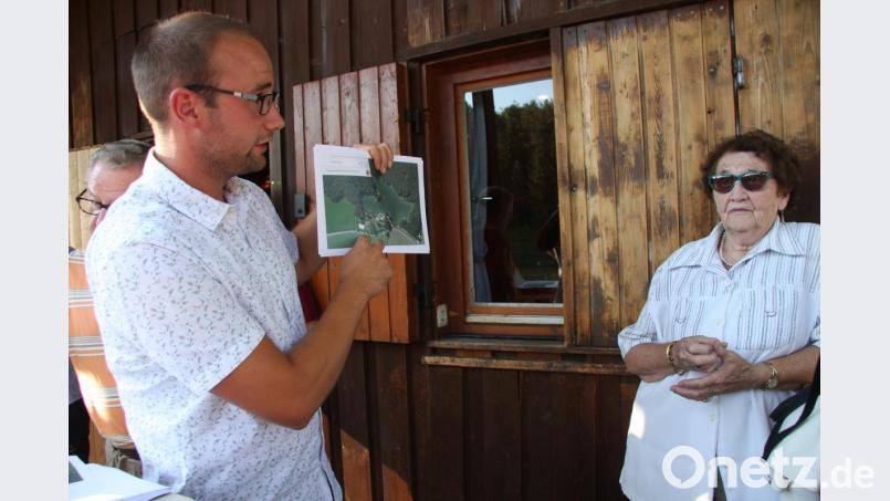 Alexander Bäumler erklärte anhand einer Luftbildaufnahme die Lage der einzelnen Baggerseen, die heute das Naherholungsgebiet &quot;Waldseen&quot; bilden. Bild: wro