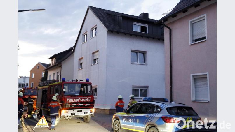 Ein Großaufgebot an Rettungskräften rückt am Freitagabend in die Karmelitenstraße 5 aus. Sechs Bewohner eines Mehrfamilienhauses (rechts), das giebelseitig zur Straße steht, klagten über Atemnot und Übelkeit. Bild: Clemens Hösamer