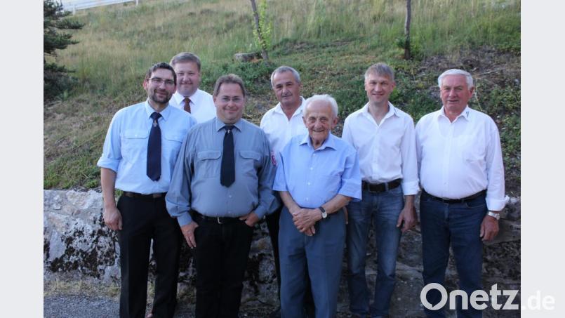 Zum 90. Geburtstag von Johann Biller (vorn, Dritter von rechts) gratulierten (hinten, von links) Bürgermeister Stefan Braun, DJK-Vorsitzender Albert Wittmann sowie (vorn, von links) FFW-Kommandant Franz Schmidbauer, FFW-Vorsitzender Hubert Zollbrecht, DJK-Vorsitzender Hans Gradl und Beirat Wendelin Lehmeier. Bild: aun