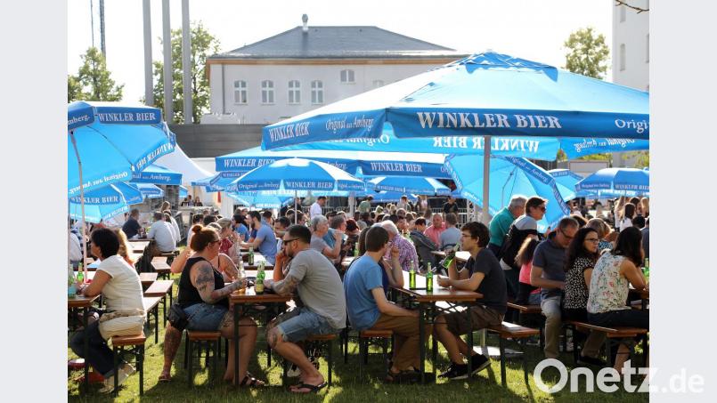 Man sitzt gemütlich beisammen beim Campus-Fest der OTH. Bild: Wolfgang Steinbacher