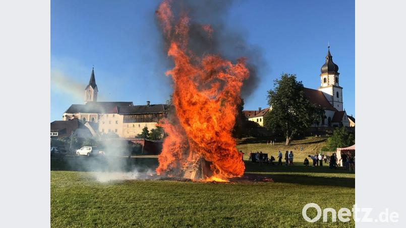Ein romantische Bild gab das Johannisfeuer am Samstag mit dem Hintergrund der beiden Kirchen ab. Bild: sei