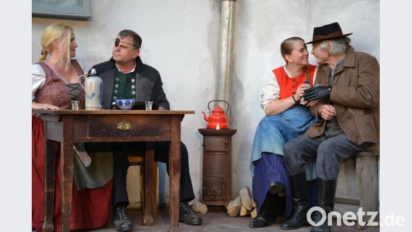 Der Schexbräu (Karlheinz Budnik, Zweiter von links) und sein Freund Martl (Hannes Rupprecht, rechts) pflegen einen liederlichen Lebenswandel. Nur zu gerne kehren sie in der Schenke von Schnapsl-Burgl (Kerstin Schandri, links) und Tochter Rosi (Julia Budnik, Zweite von rechts) ein. Bild: Lowak