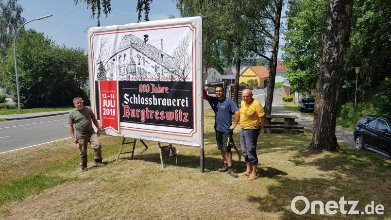 Vorsitzender Thomas Hupfauf (links) und Mitglieder des Vorstands leiten mit der Aufstellung von Großplakaten die Werbeaktionen ein. Bild: gi