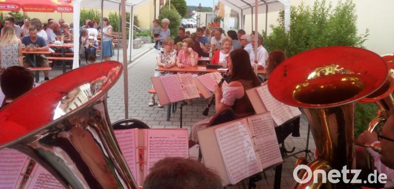 Die Speinsharter Klosterbläser runden mit ihrem Auftritt das Pfarrfest perfekt ab. Bild: lgc
