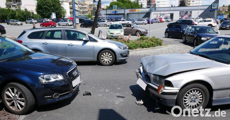 Am Audi links und am BMW entstand Sachschaden von rund 7000 Euro. Der Radfahrer wurde stationär im Krankenhaus aufgenommen. Bild: tr
