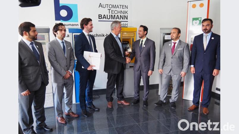 ATB-Geschäftsführer Wolfgang Baumann (Mitte) bedankt sich beim Leiter der Besuchergruppe aus Sharjah Khalid Bin Falah Alsuwaidi (Fünfter von links). Mit dabei unter anderem auch ATB-Geschäftsführer Matthias Baumann (Dritter von links). Bild: Bühner