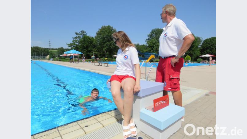 Tom (13) ist eine Wasserratte geworden. Darüber freuen sich Nicole Wenisch und Harald Pelz. Sie wünschen sich mehr solcher aktiver Mitglieder. Bild: ubb