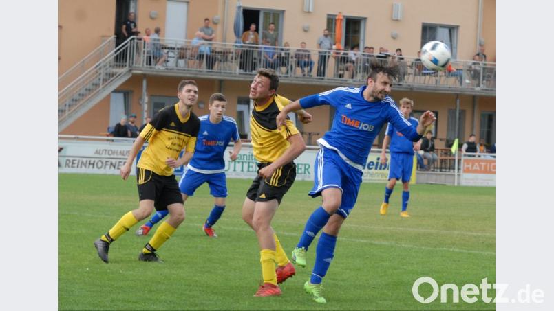 Der FC Tirschenreuth zog im Bezirksliga-Duell gegen den SV Etzenricht mit 0:1 den Kürzeren. Hier ist der Etzenrichter Norbert Ferstl (rechts) vor Florian Gleißner am Ball. Bild: gb